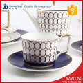 Awalong Knochen China Abendessen mit königlichen Design goldenen Felge Keramik Western Geschirr Set gesetzt